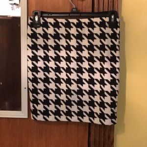 Black and white houndstooth printed skirt